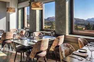 Se sirven almuerzos, cenas y cocina internacional 