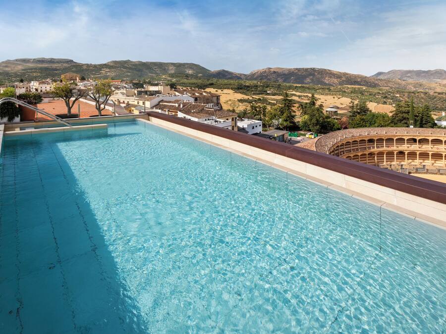 Alberca techada y alberca al aire libre