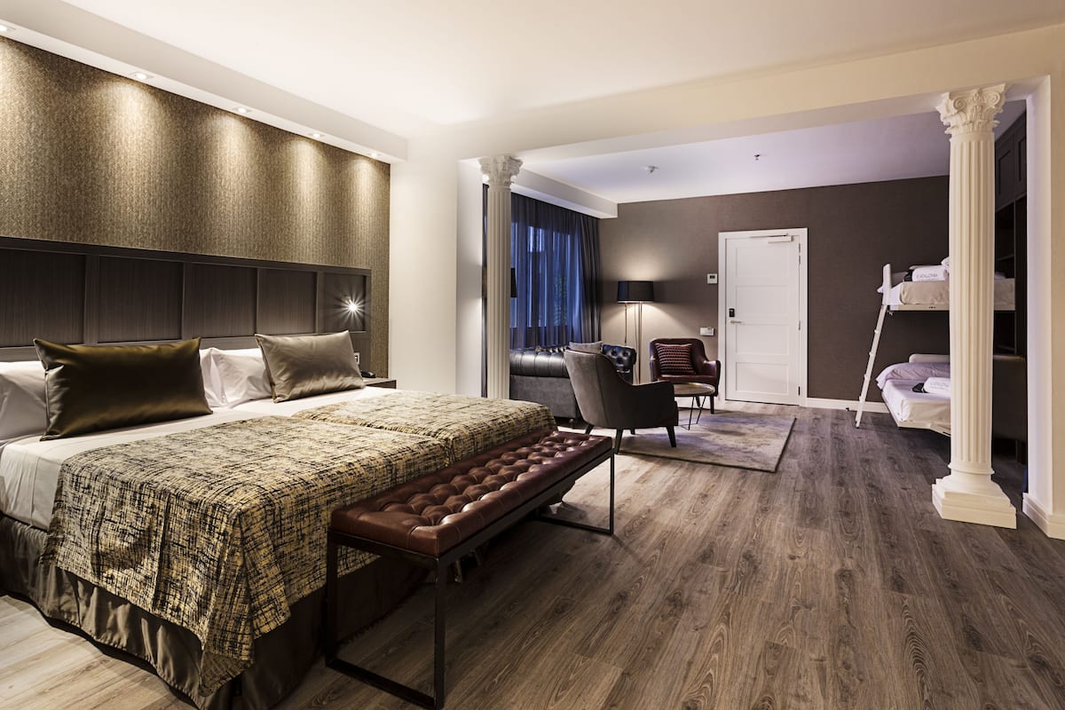 Junior Süit (Family) | Minibar, odada kasa, masa, güneşlik/perde