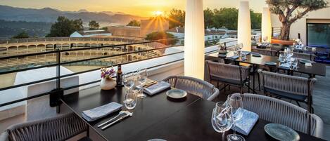 Déjeuner et dîner servis sur place, spécialités Cuisine internationale