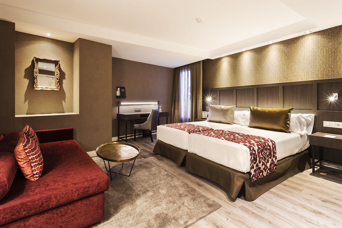 Minibar, odada kasa, masa, güneşlik/perde