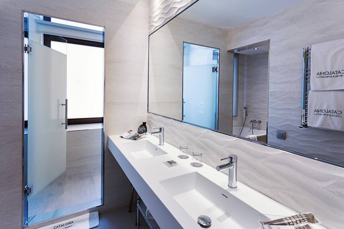 eco-friendly toiletries, hair dryer, towels