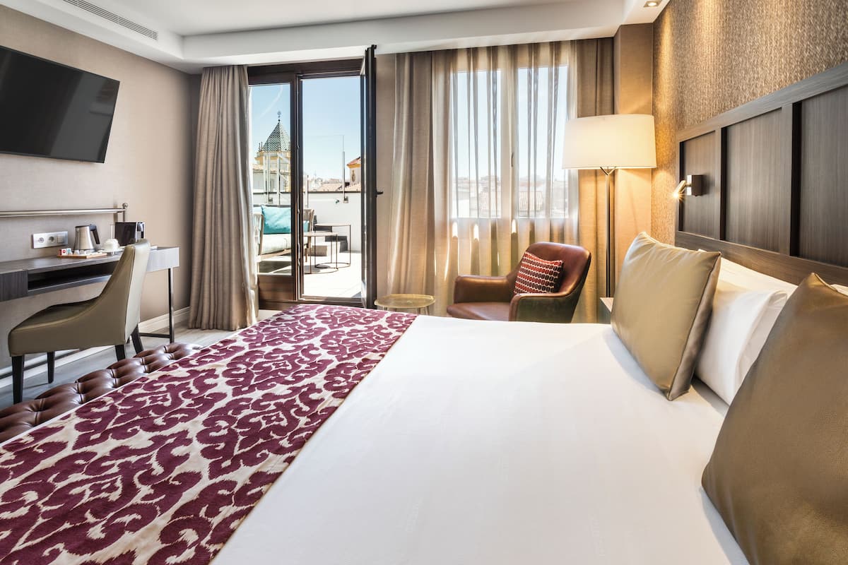 Minibar, odada kasa, masa, güneşlik/perde