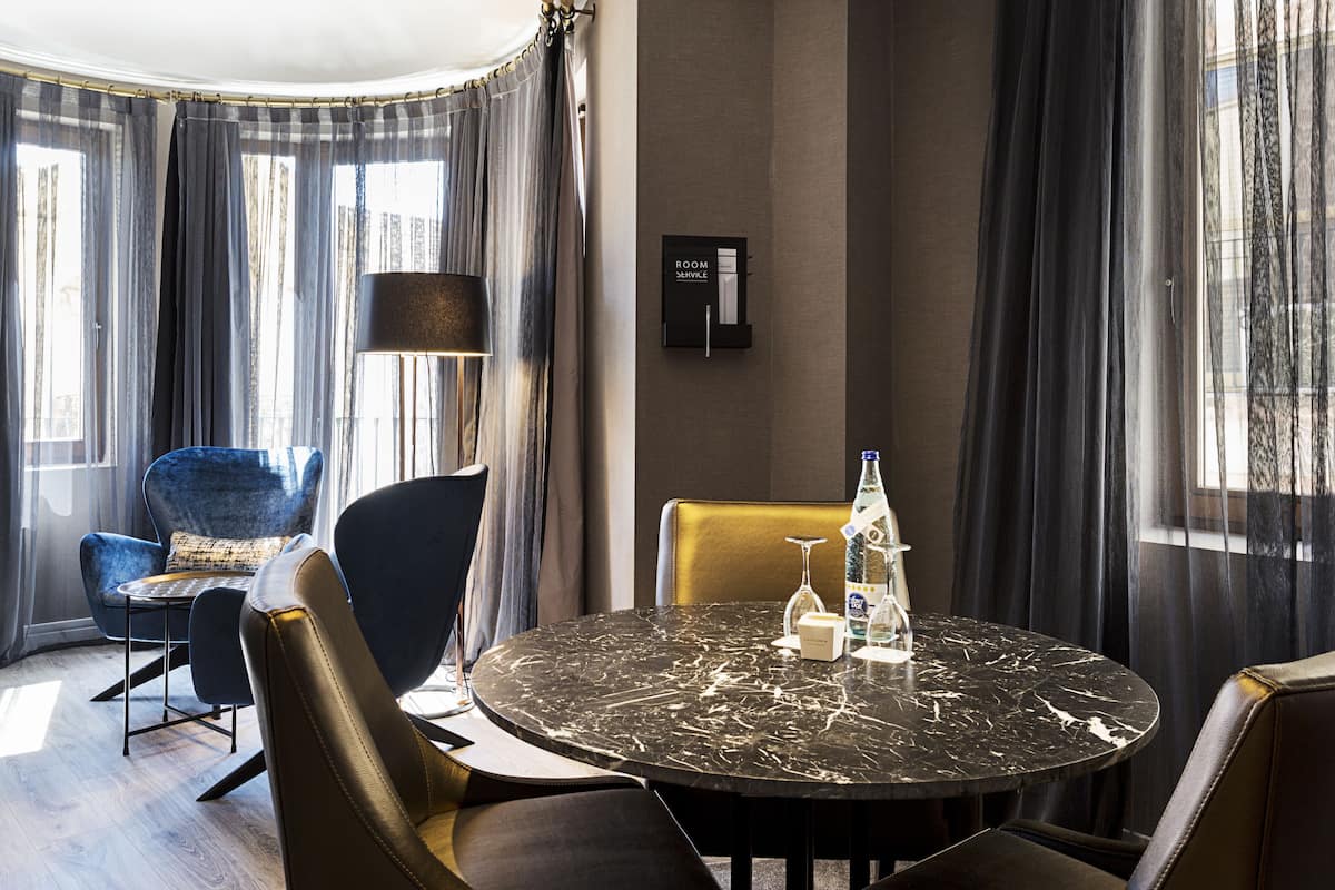 Minibar, odada kasa, masa, güneşlik/perde