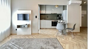 A modern apartment with a living area, a kitchen, and a dining space. - YOUROPO - Capela (Porto)