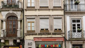 A multi-story building with a ground-floor shop named "CENTRO MIURA". - YOUROPO - Capela (Porto)