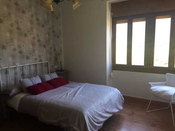 Double Room, Mountain View (Bruja) | Desk, WiFi (free) - Leyendas del Pirineo (Fiscal)