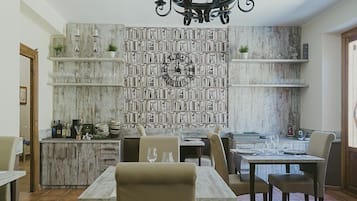 Desayuno continental (EUR 6.00 por persona)