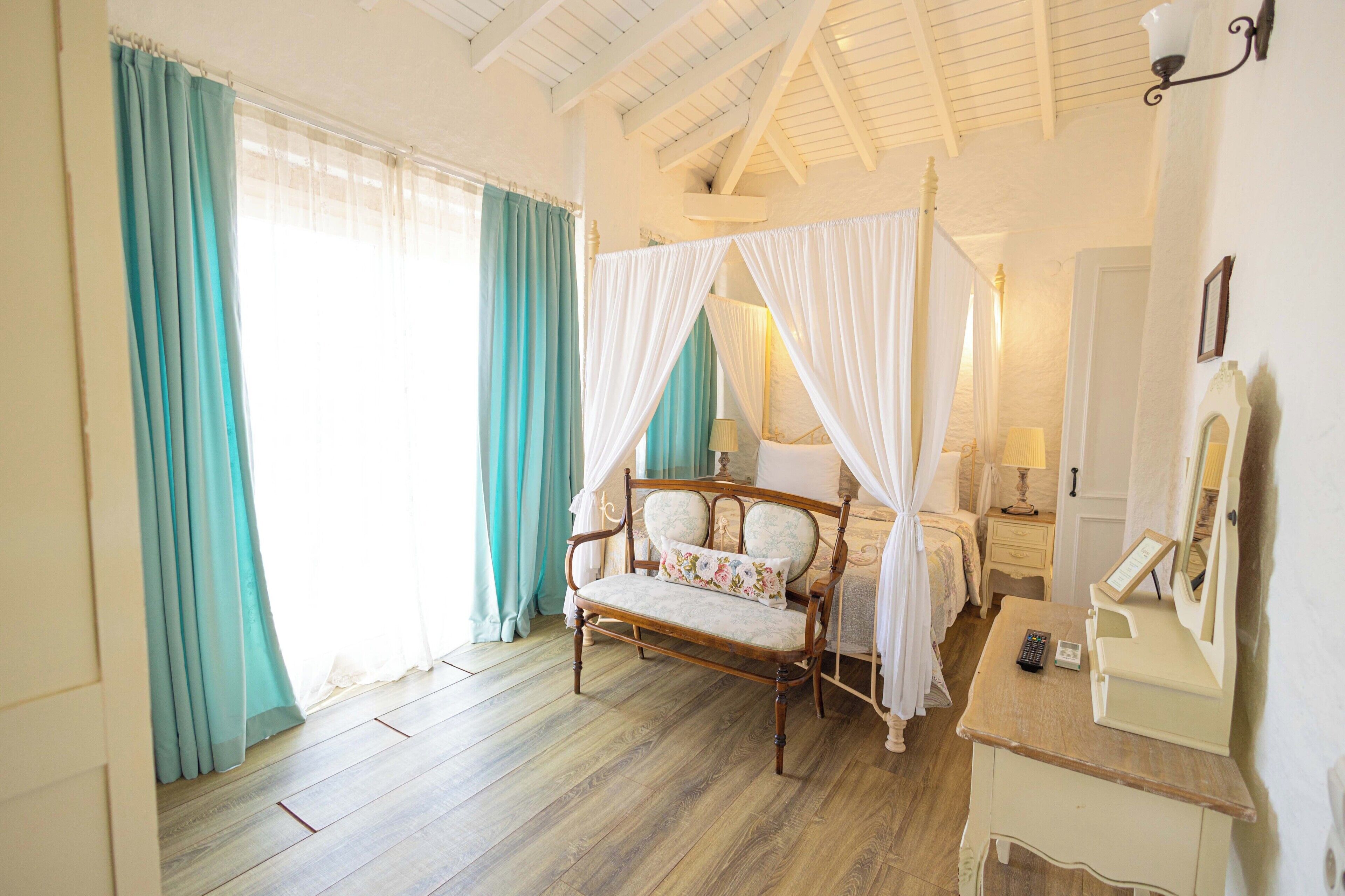Deluxe tweepersoonskamer, balkon | Luxe beddengoed, een minibar, geluiddichte muren