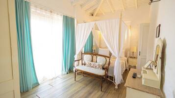 Deluxe tweepersoonskamer, balkon | Luxe beddengoed, een minibar, geluiddichte muren