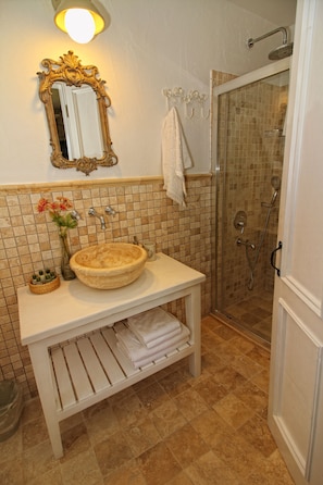 Deluxe Twin Room | Bathroom | Shower, rainfall showerhead, free toiletries, hair dryer - Kupina Otel (Cesme)