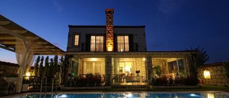 Piscine extérieure, parasols de plage, chaises longues