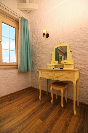 Deluxe Double Room, Balcony | Premium bedding, minibar, soundproofing, iron/ironing board - Kupina Otel (Cesme)