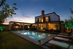 Outdoor pool, pool umbrellas, sun loungers - Kupina Otel (Cesme)