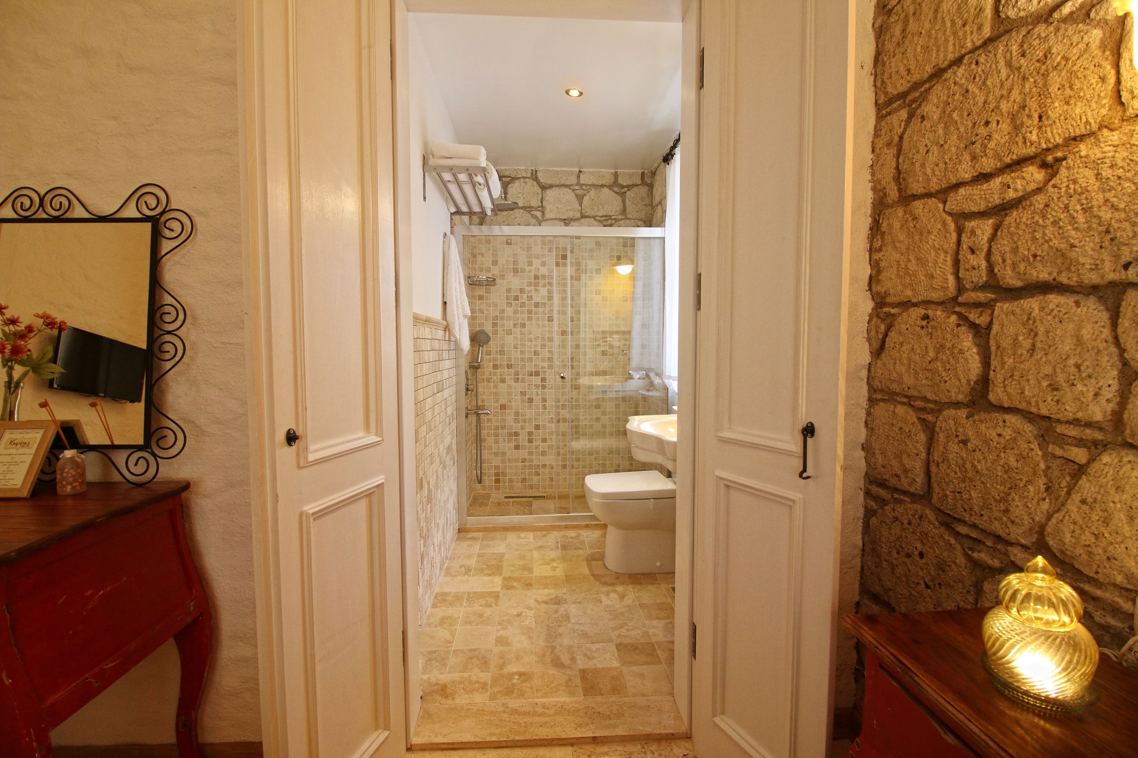 deluxe double room | bathroom | shower, rainfall showerhead, free toiletries, hair dryer