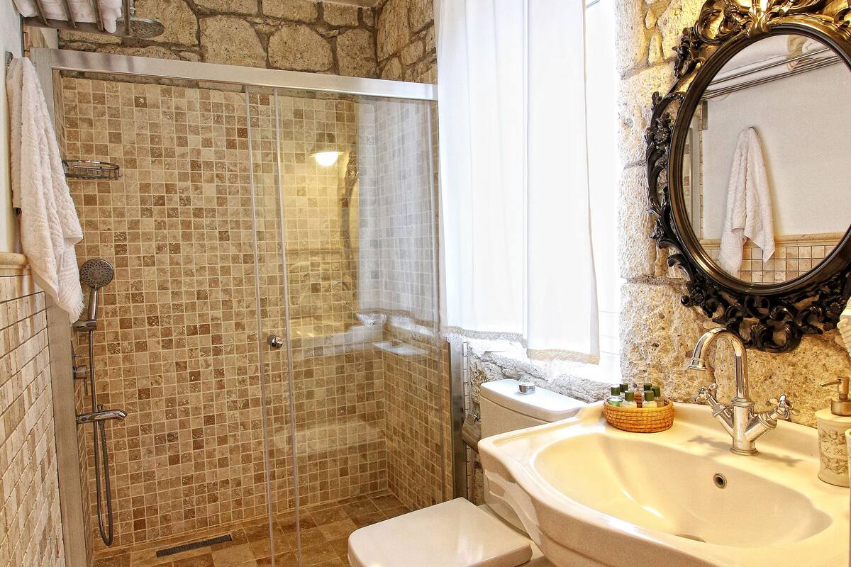 deluxe double room | bathroom | shower, rainfall showerhead, free toiletries, hair dryer
