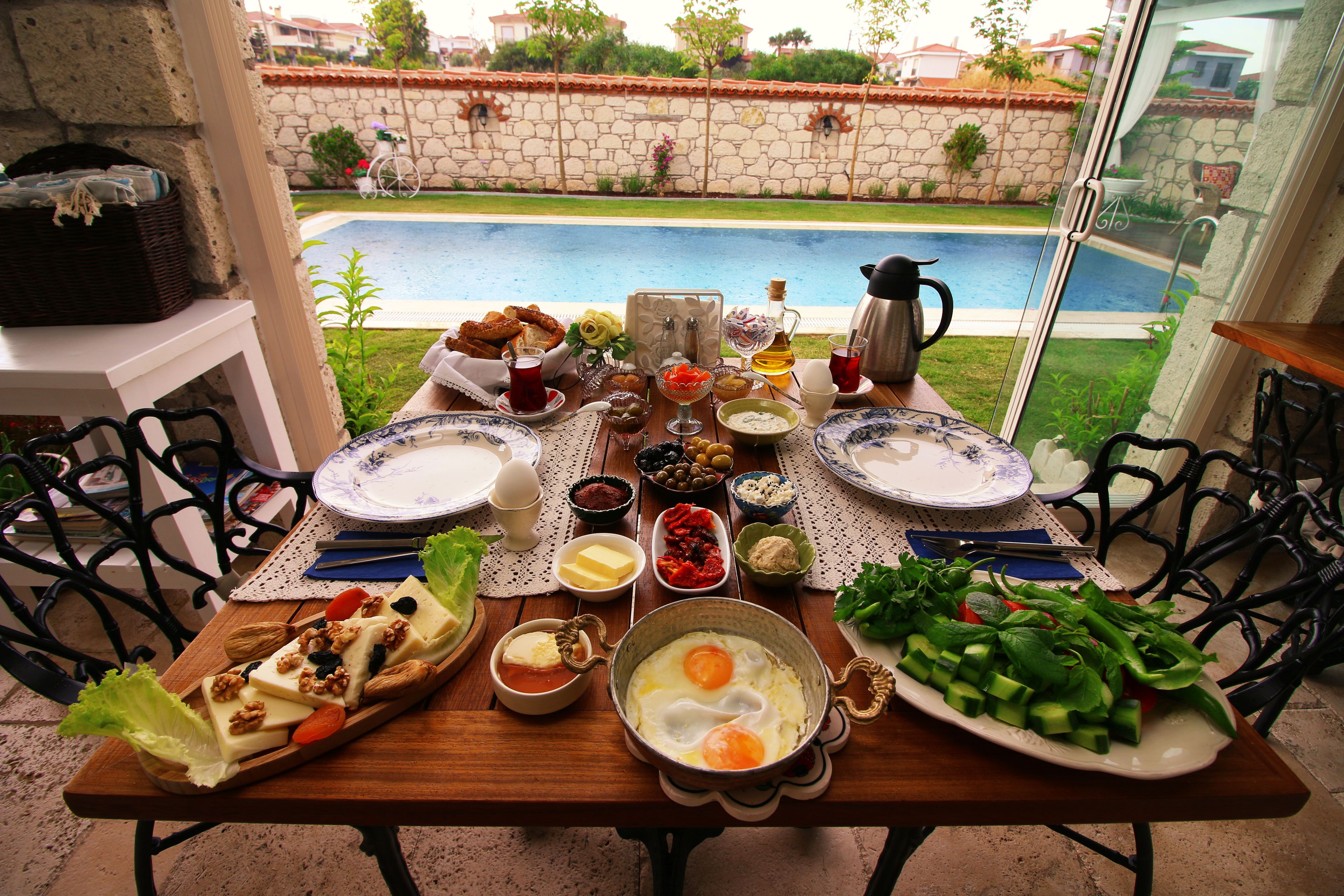 free daily full breakfast