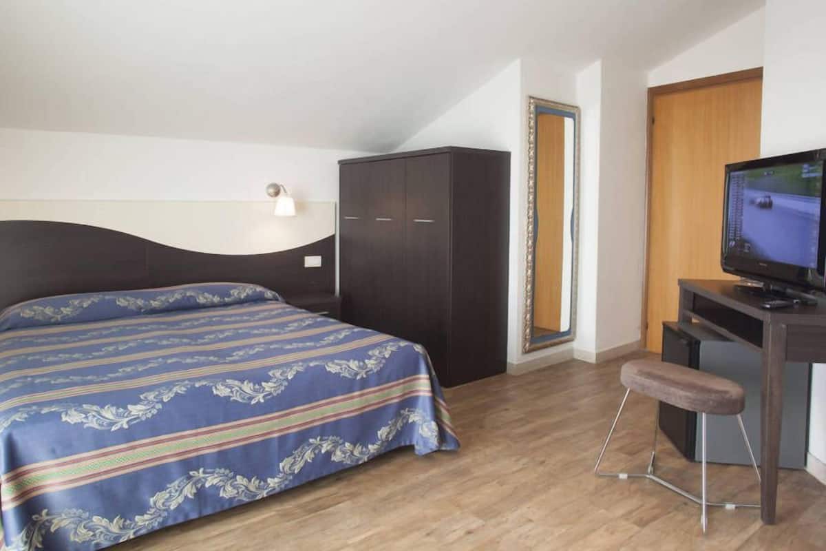 In-room safe, desk, free WiFi