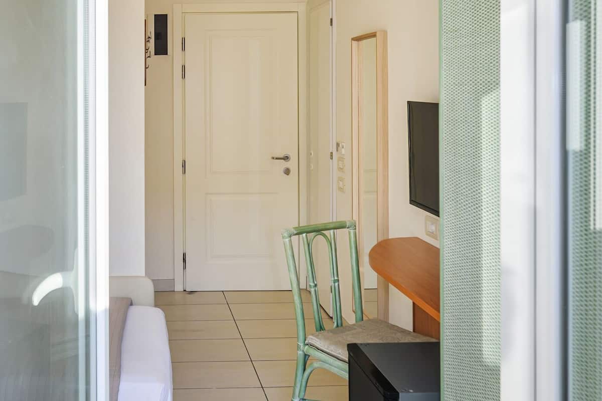 In-room safe, desk, free WiFi