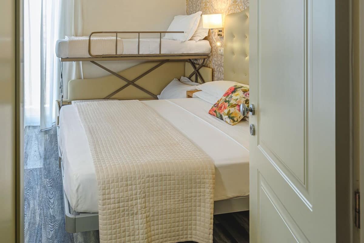 In-room safe, desk, free WiFi