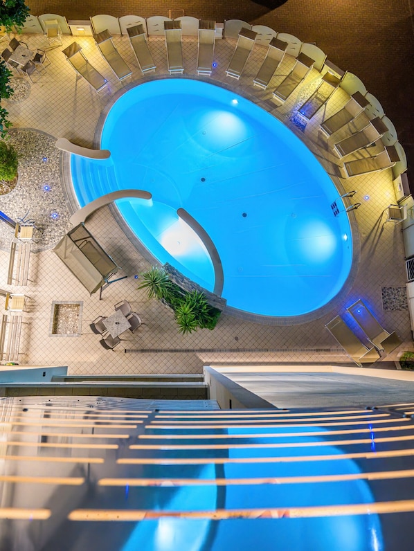 Piscine extérieure (ouverte en saison), chaises longues