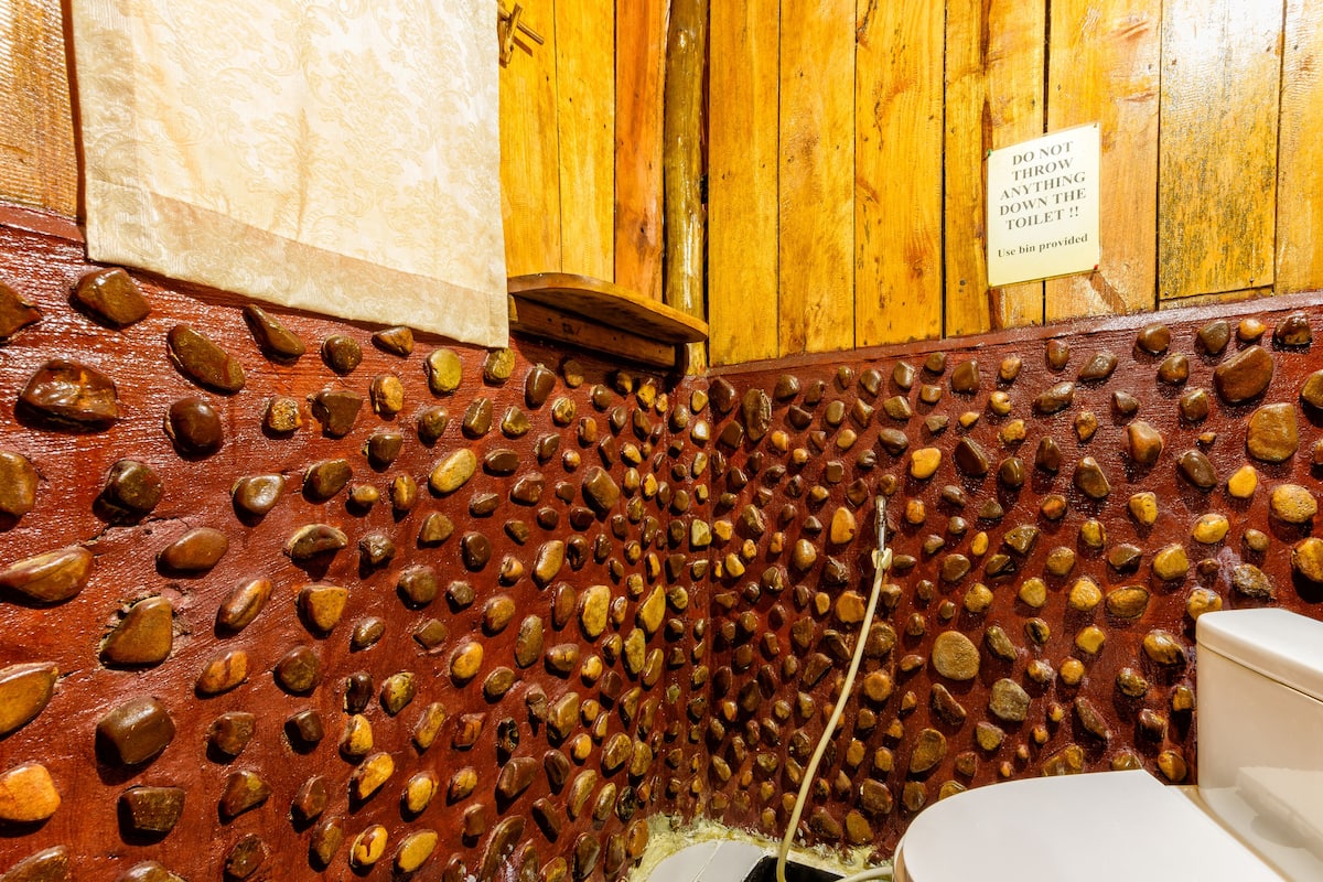 shower, free toiletries, towels