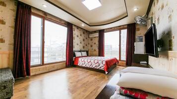 Family Room | Soundproofing, free WiFi