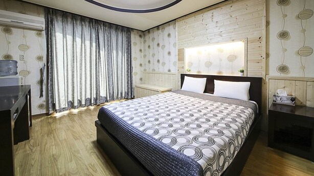 A modern bedroom with a bed, a desk, and a vanity. - Venus Motel&Pension (Boryeong)