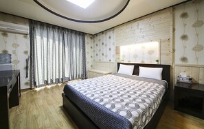 A modern bedroom with a bed, a desk, and a vanity. - Venus Motel&Pension (Boryeong)
