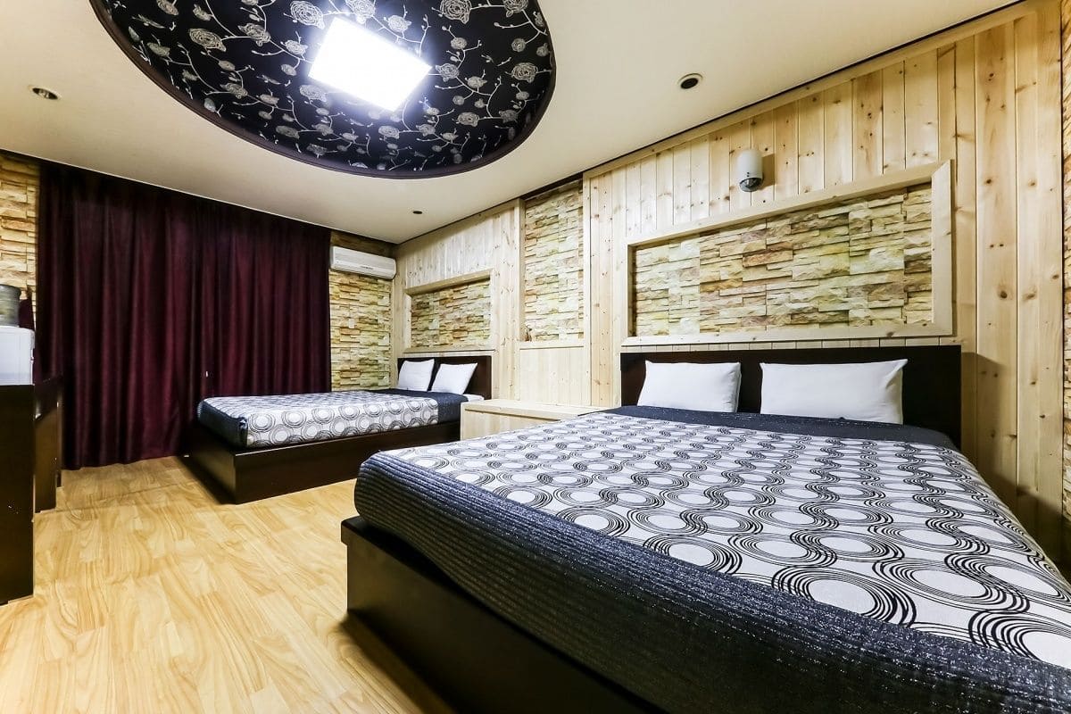 Deluxe Double Twin | Soundproofing, WiFi (free)