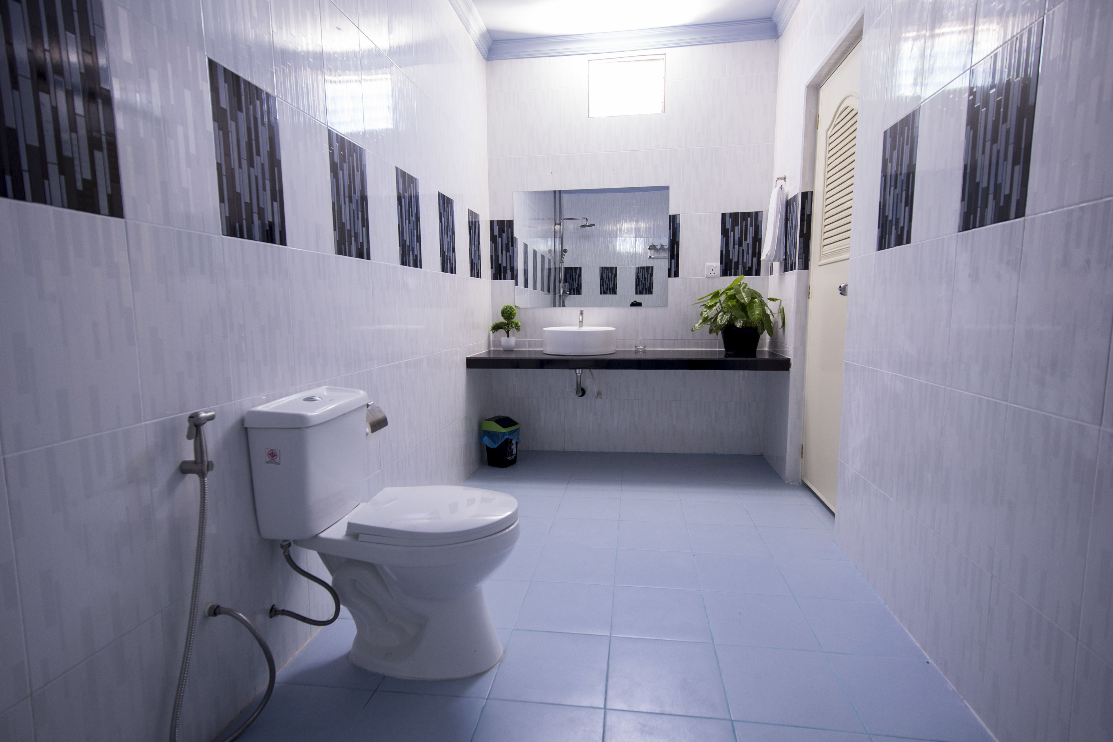 Ein modernes Badezimmer mit Toilette, Waschbecken und Dusche.
