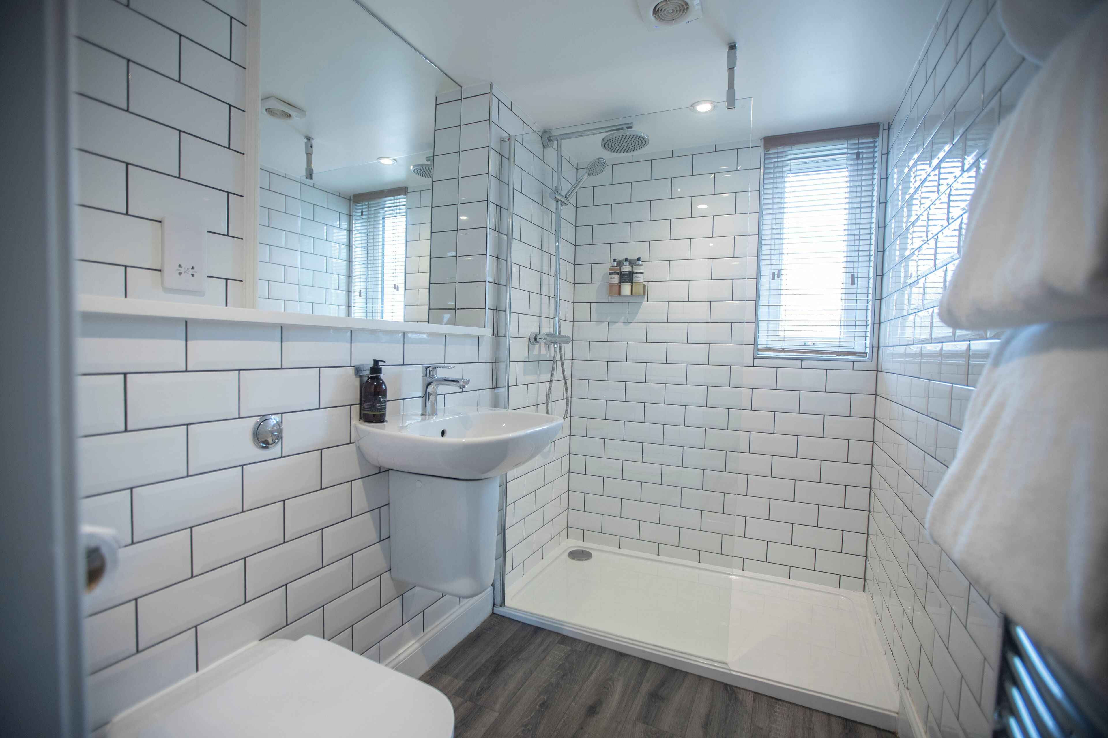 mckays deluxe room | bathroom | free toiletries, hair dryer, towels, soap