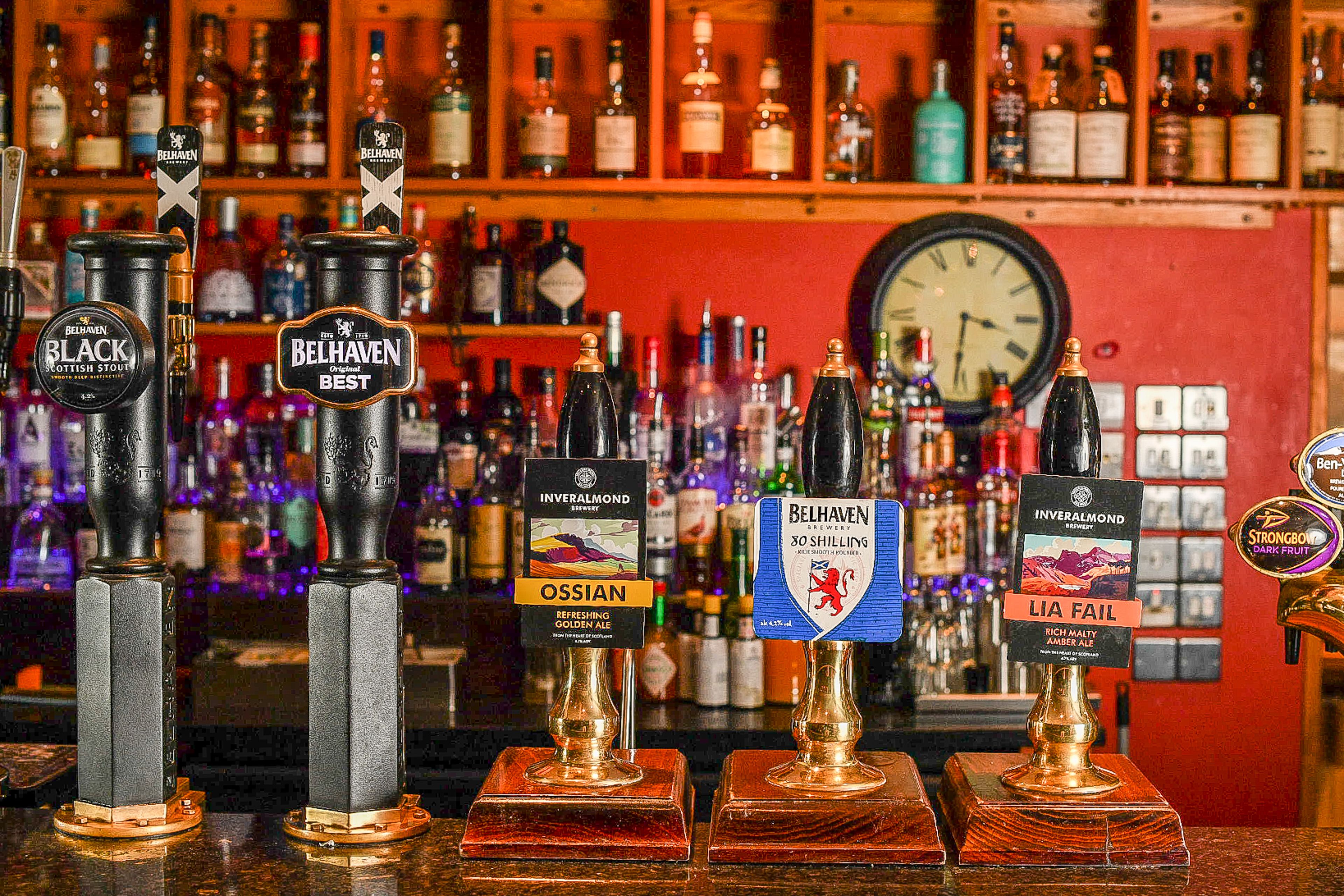 Een bar met verschillende biertaps, elk voorzien van een ander biermerk.