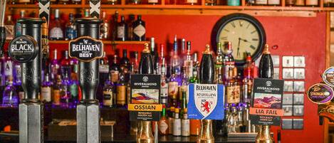 Een bar met verschillende biertaps, elk voorzien van een ander biermerk.