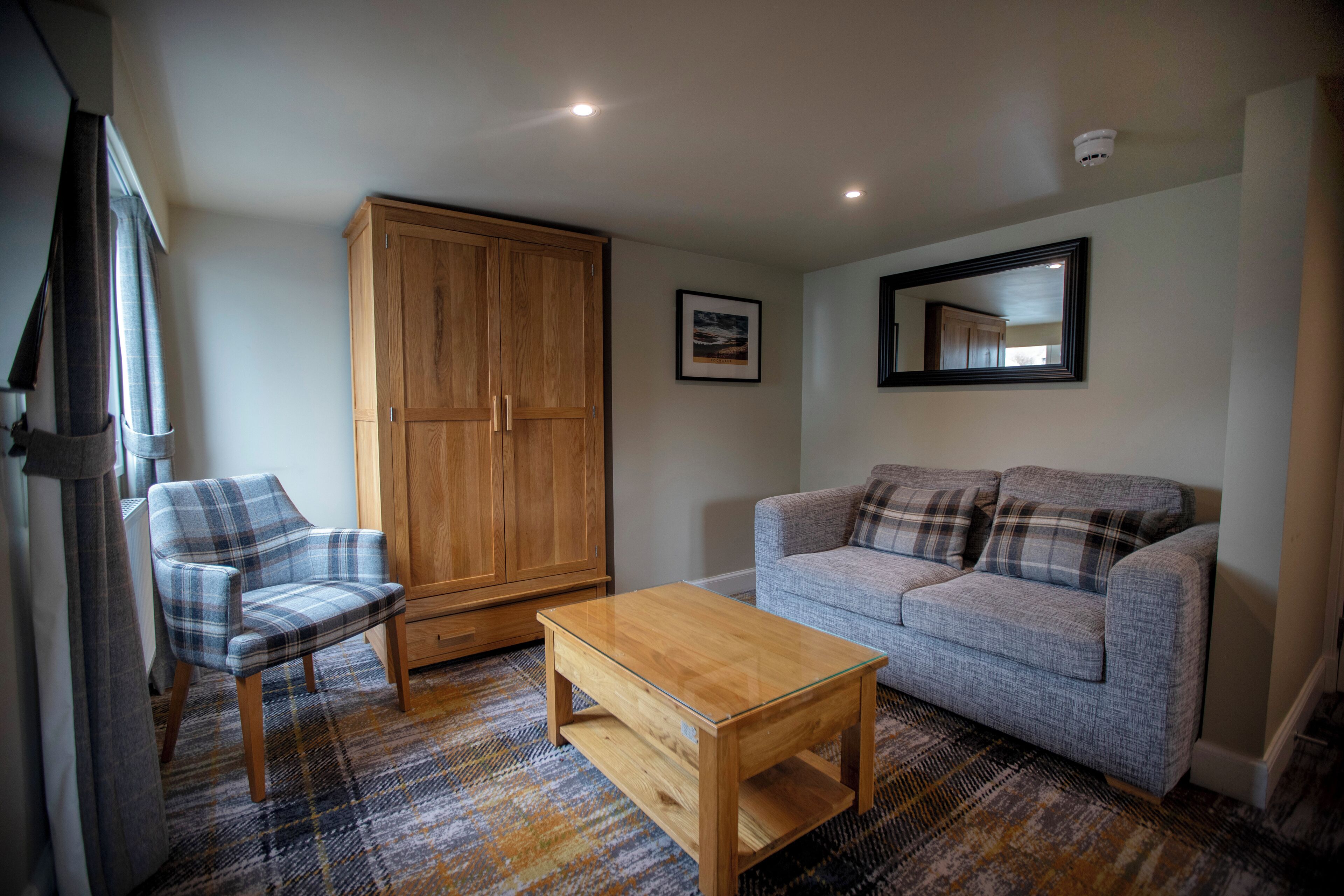 mckays deluxe room | living area | tv