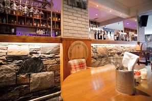 Bar (trong khuôn viên)