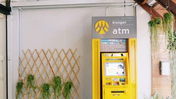 Geldautomat/Bank vor Ort