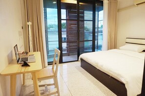 Double room with Balcony | Free WiFi - Boon Street Hostel (Bangkok)