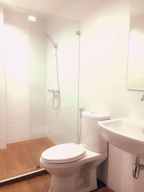 Shower, free toiletries, hair dryer, towels - Boon Street Hostel (Bangkok)