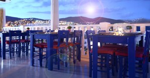 Serveert ontbijt, lunch, diner, internationale gerechten 