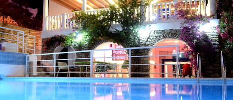 Outdoor pool, pool umbrellas, sun loungers