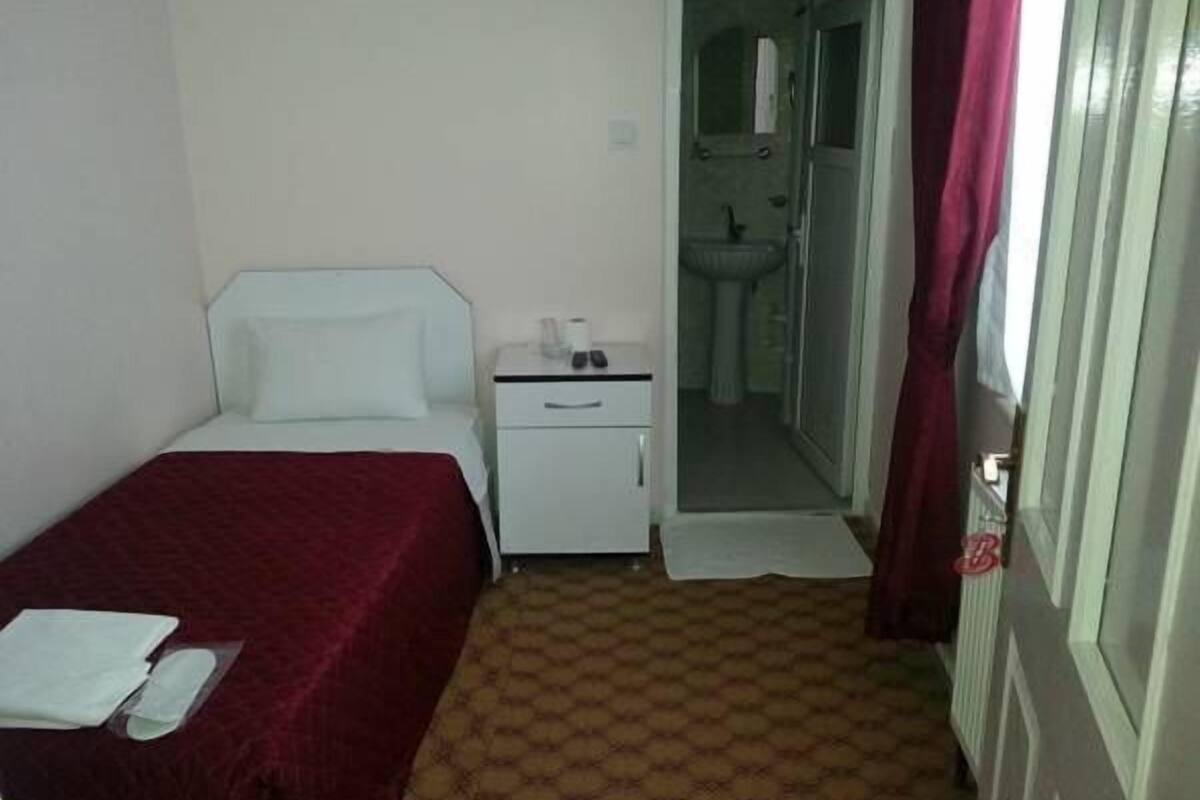 Quarto solteiro standard | Frigobar, escrivaninha, Wi-Fi de cortesia