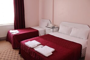 Habitación triple estándar | Minibar, escritorio, wifi gratis