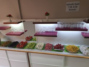 Petit déjeuner buffet servi tous les jours en supplément