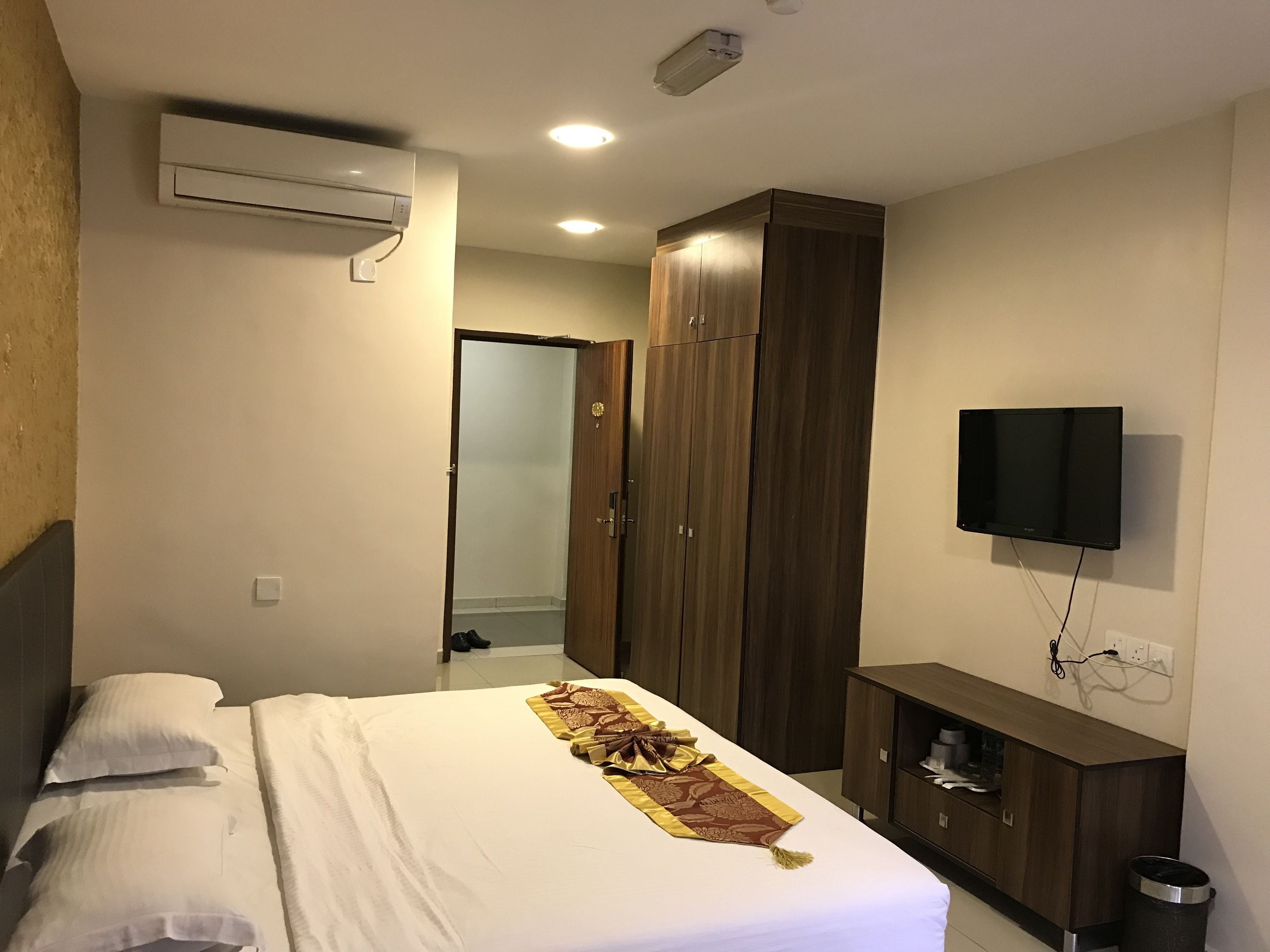 executive suite | desk, iron/ironing board, free wifi, bed sheets