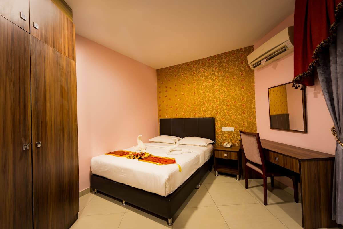 Deluxe Double Room, 1 Queen Bed | 1 bedroom, desk, iron/ironing board, free WiFi