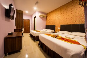 A hotel room with two beds, a desk, a TV, and an air conditioning unit. - AB Inn Hotel (Senai)