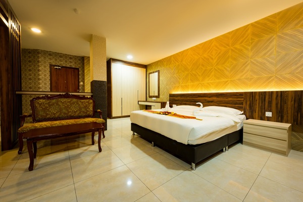 Luxury Suite, Multiple Beds, Non Smoking | Desk, iron/ironing board (on request), WiFi (free), bed sheets
