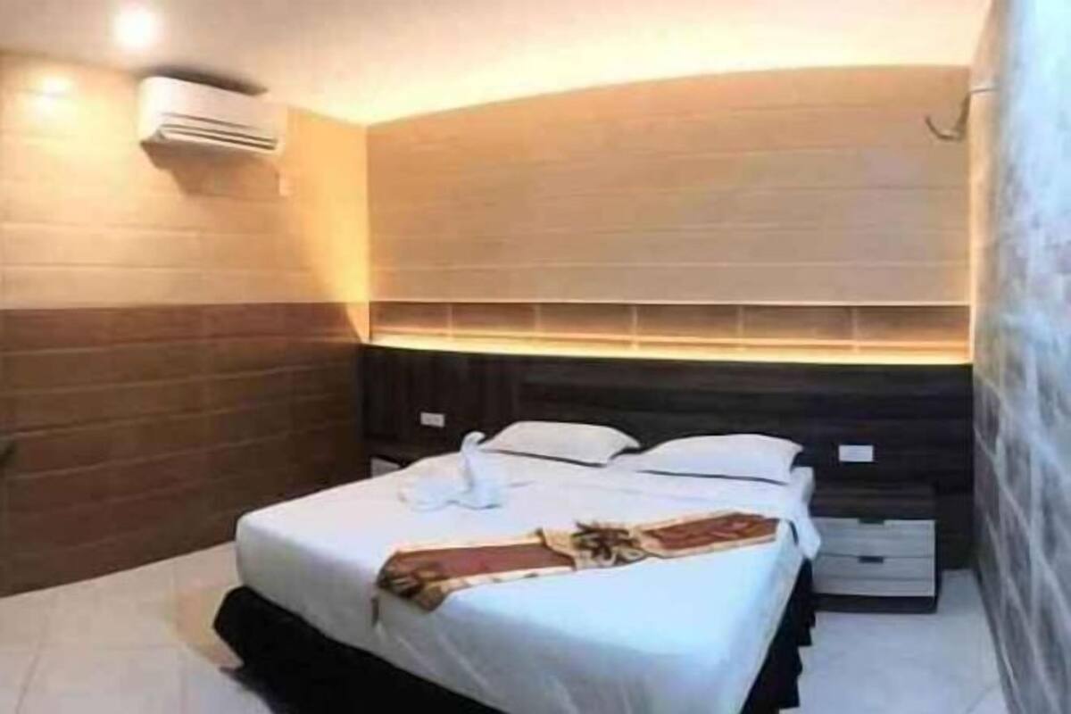 Escritorio, tabla de planchar con plancha, wifi gratis y ropa de cama 