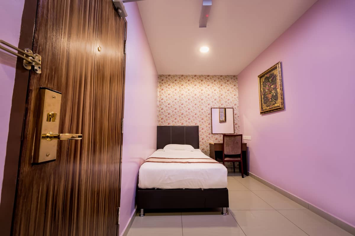 Standard Single Room, 1 Single Bed | 1 bedroom, desk, iron/ironing board, free WiFi